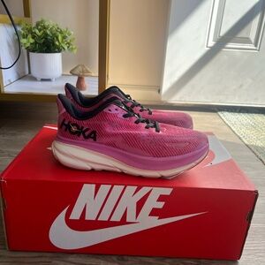 HOKA Wmns Clifton 9 ‘Raspberry Strawberry’ 1127896-RSRW